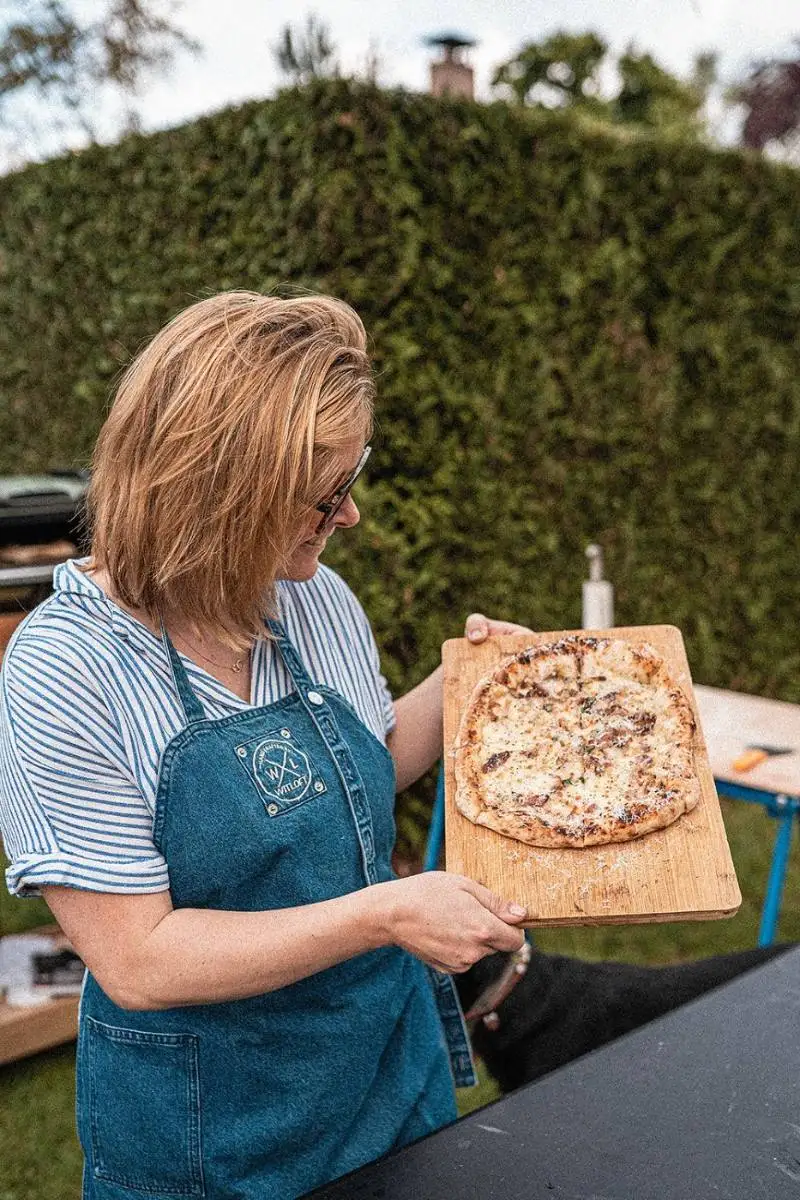 Vers gebakken pizza geserveerd op locatie